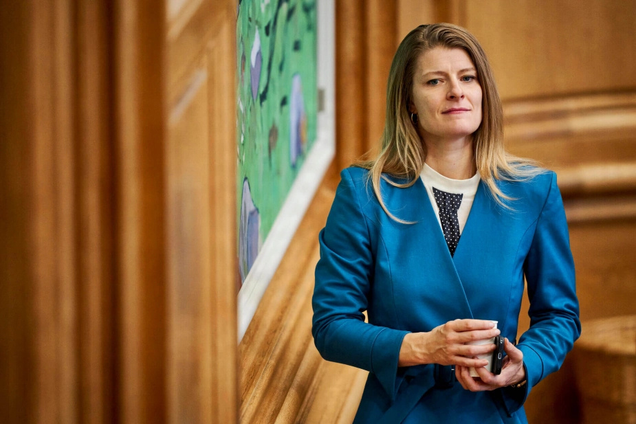 Beskæftigelsesminister Ane Halsboe-Jørgensen (S) dropper regeringens planer om at skærpe kravene til seniorpension, efter at det ikke lykkedes at samle opbakning i forligskredsen. Dermed må regeringen finde de 800 millioner kroner, som ændringen skulle have sparet i 2030, et andet sted.