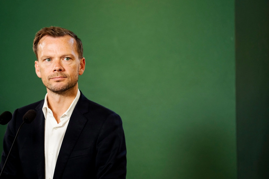 Finansminister Peter Hummelgaard (S) præsenterede fredag regeringens finanslovsforslag for 2027. Regeringen vil forbedre Arne-pensionen, men samtidig stramme adgangen til seniorpension. Det har allerede mødt politisk modstand.