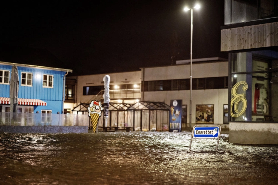 Vandstanden var højere end normalt ved Café Marina og sportsbutikken Ny Form i Hvide Sande i Vestjylland natten til mandag.