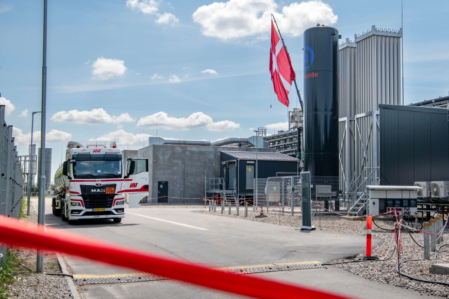 En lastbil med e-methanol kørte mod Aabenraa Havn for at tanke Laura Mærsk-skibet med det grønne brændsel.