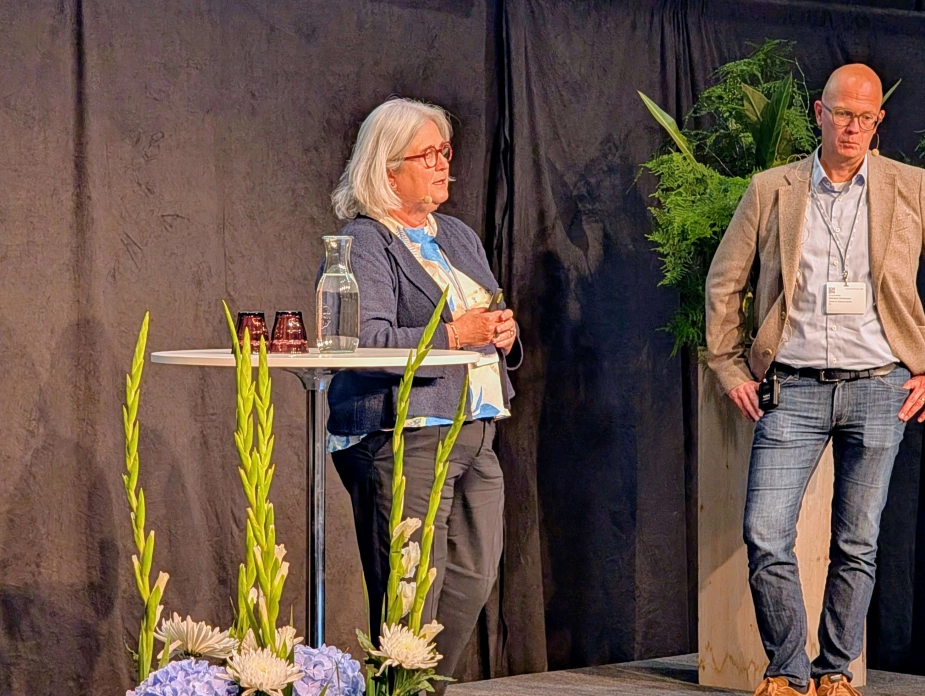 På digitaliseringsmessen i Odense var der fuldt proppet med tilhørere til netop et oplæg om “Fælleskommunale it-driftsenheder”. På scenen var Pia Færch, kontorchef for Digitalisering og Teknologi i KL, og Christian Christensen, programleder i KL.