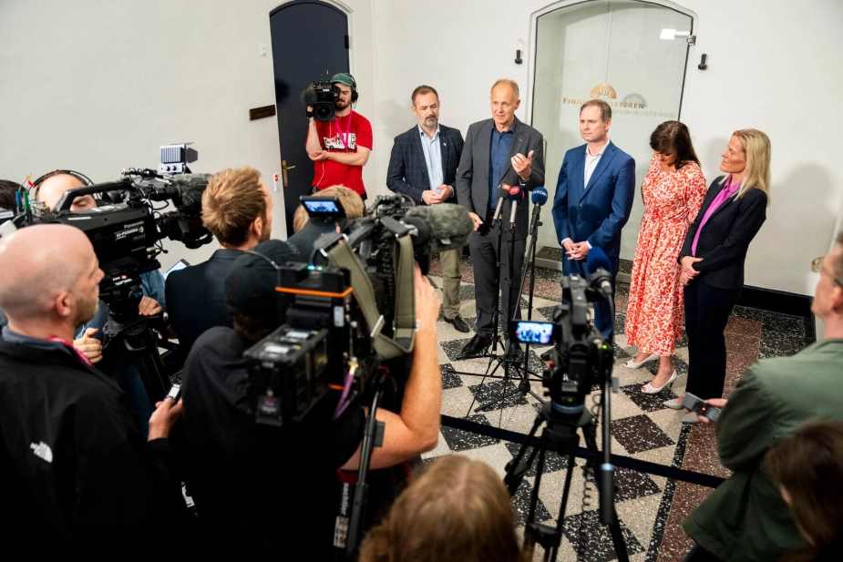 Kommunerne har brugt 2,5 milliard kroner mindre på service til borgerne end de havde lov til ifølge den aftale, som KL indgik med regeringen i sommeren 2023. Men KL-formand Martin Damm afviser, at man kan kritisere kommunerne, fordi de økonomiske rammer har været meget usikre.