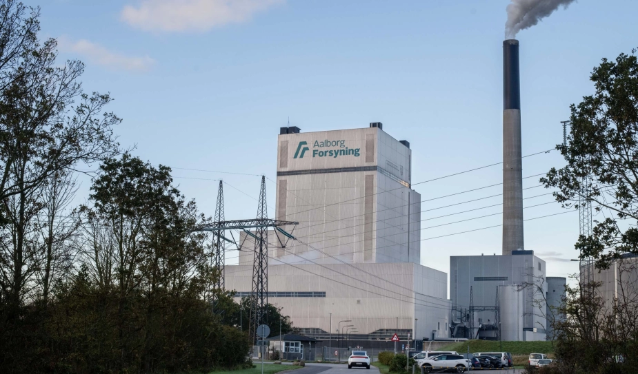 I 2023 blev Aalborg Forsyning forholdt, at minedriften havde problemer med vand- og luftforurening, tvangsforflyttelser og trusler.