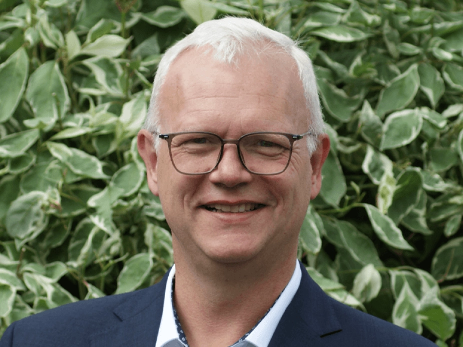 "Når et enkelt projekt kan have et energiperspektiv på op mod 800 megawatt, er det ikke længere rimeligt at lade det strategiske ansvar hvile på et lokalt byråd. Det ansvar tilhører Folketinget og regeringen," siger Allan Tirsgaard (K), formand for Erhverv-, Turisme- og Beskæftigelsesudvalget i Faxe Kommune.