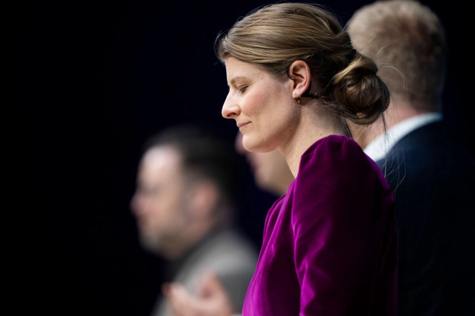 Beskæftigelsesminister Ane Halsboe Jørgensen slår fast, at regeringen ikke er i gang med at ændre aftalen om arbejdspligt. "Vi gør vores bedste for at kommunikere tydeligt om vores politik, men at nogle har misforstået aftalerne, har jeg svært ved at forstå kan blive til, at regeringen er ude i en kovending," siger hun til NB-Medier.