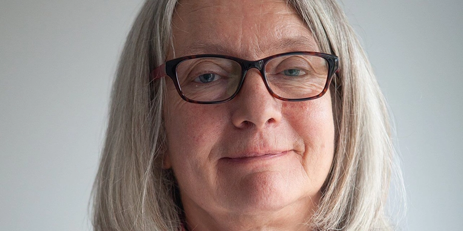 Hvis vi mener noget med værdighed og selvbestemmelse, må vi begynde tidligere – og arbejde aktivt for at forebygge behovet for pleje, skriver ældreforsker Anne Liveng i dette debatindlæg.