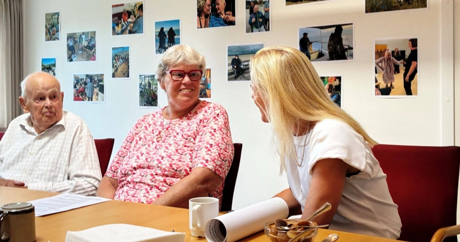 I sidste uge besøgte ældreminister Mette Kierkgaard (M) Hundested Plejecenter, hvor beboere blandt andet fortalte hende om vigtigheden af, at plejehjemmet kan dele billeder af dem på sociale medier til deres pårørende.
