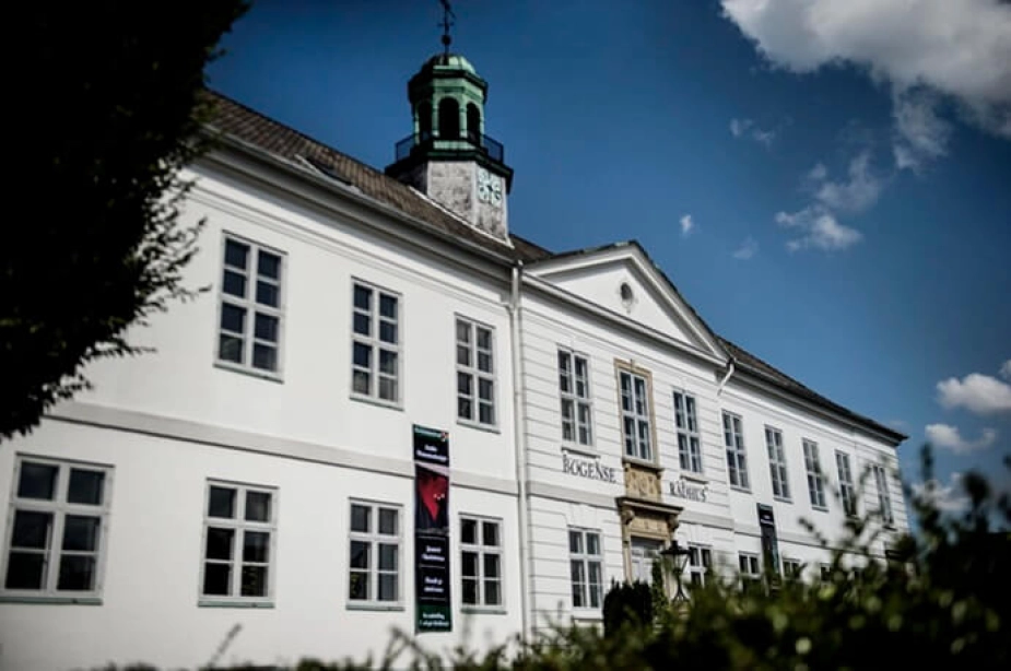 Her på rådhuset i Bogense overvejer politikerne i Nordfyns Kommune om antallet af byrådsmedlemmer skal skæres ned fra 25 til 21.