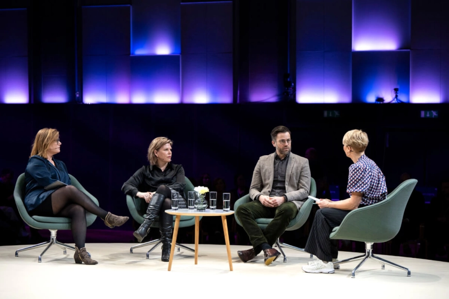 Borgmestrene Pernille Beckmann (V) og Peter Rahbæk Juel (S) fortalte om deres erfaringer med forskellige typer af borgerinvolvering ved Kommunalpolitisk Topmøde sammen med Zakia Elholm (tv.) fra We Do Democracy.