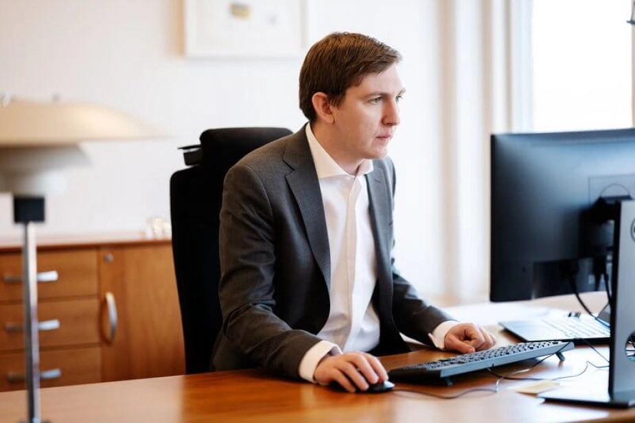 Solrød-borgmester Emil Blücher (LA) mener, at regeringen har taget det helt forkerte værktøj i brug til at løse problemet med de mange selvbudgetterende kommuner, der har skabt usikkerhed i budgetprocessen to år i træk.