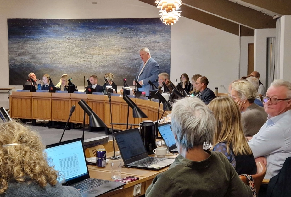 Løsgænger Søren Schow (stående) spillede en hovedrolle, da et smalt flertal ændrede budgetaftalen, hvilket af mindretallet blev karakteriseret som et stort tillidsbrud.