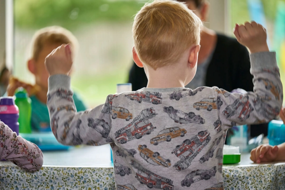 I mange af landets kommuner har politikerne for at spare penge beskåret daginstitutionernes åbningstid inden for de senere år.