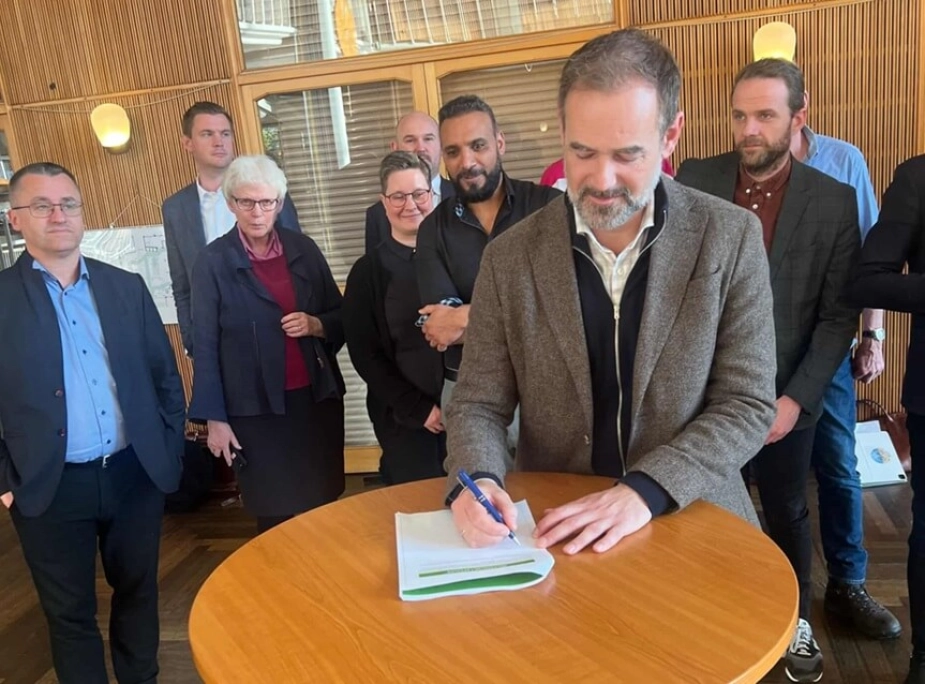 Borgmester Jacob Bundsgaard underskriver som den første den nye klimaaftale i landets næststørste kommune.