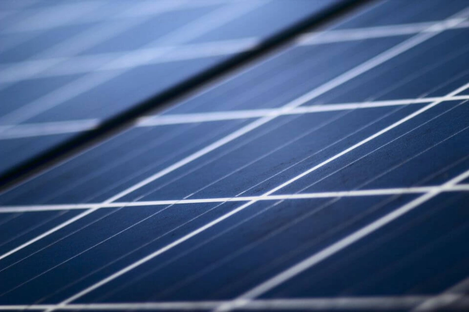 " Det er glædeligt, at disse helt unødvendige benspænd nu er fjernet og vil gøre det både enklere og mere attraktivt for kommuner og regioner at investere i solenergi," siger formand i Dansk Solcelleforening, Flemming V. Kristensen.