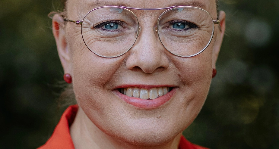 Camilla Meyer, ældre- og sundhedschef i Køge Kommune, fortæller, at kommunen har arbejdet meget med kvalitetsudvikling de seneste år og i den forbindelse indført en række tiltag, som de vil støtte sig op ad, nu hvor de årlige ældretilsynsbesøg udgår.