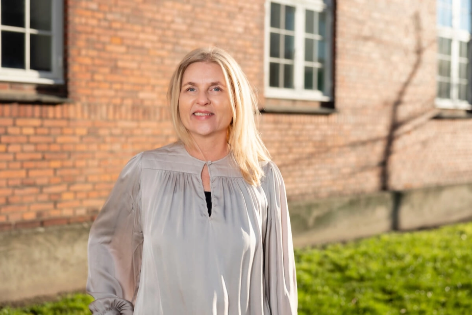Charlotte Liebak Hansen, Ph.d. og chef for Væksthuset Forskning, fremhæver, at beskæftigelsesmedarbejdernes faglighed og dialog med virksomheder er afgørende for, at aktivitetsparate borgere får løntimer frem for længere praktikforløb.