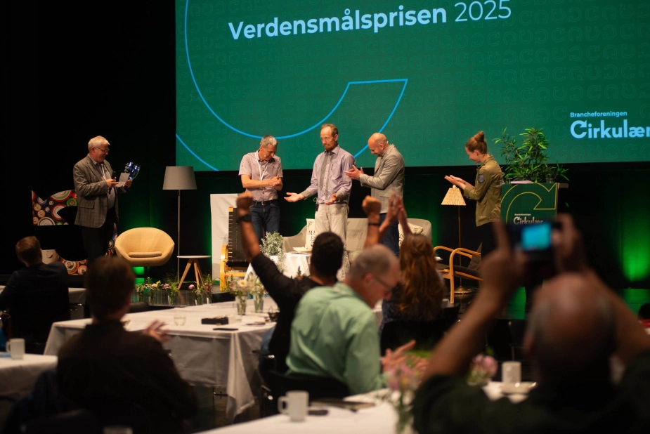 Projektleder Jacob Antvorskov fra Odsherred Kommune (i midten) fik tirsdag overrakt Verdensmålsprisen af Arne Boelt (yderst tv.) for projektet GenGROstationen. Repræsentanter for de to andre nominerede, ARC og Arwos, giver en applaus til vinderne.