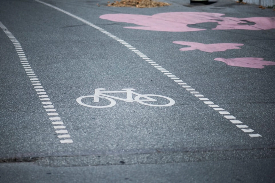 Fra cykelpuljen er der sat penge af til fem cykelstiprojekter, der skal fremme cykelpendling og forbedre supercykelstierne. Kommunerne får støtte til 64 projekter.
