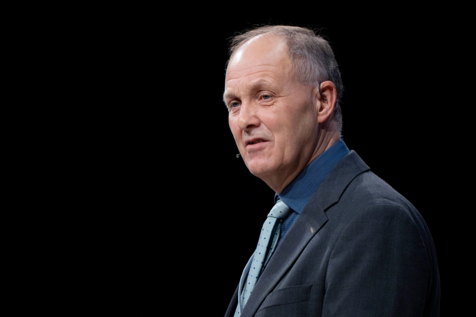 Martin Damm roser regeringen for at presse på for afbureaukratisering, men beklager at regeringen ofte har svært ved at få de andre partier i Folketinget med.