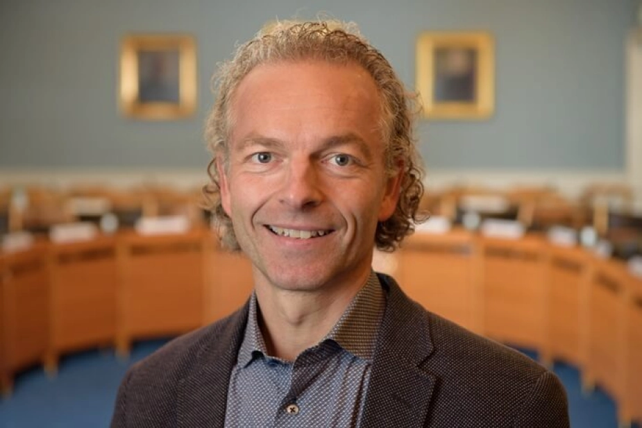 Daniel Madié er faldet i unåde hos flere konservative i vælgerforeningen, der opfordrer ham til at trække sig som spidskandidat ved KV25.