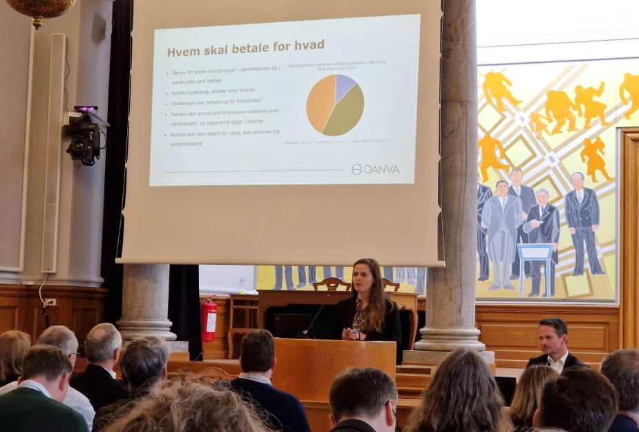 Ellen Trane Nørby, formand for DANVA, præsenterede på onsdagens konference vandselskabernes samlede forventede investeringsbehov frem mod 2070. Det er opgjort til 840 mia. kr., hvoraf klimasikring lægger beslag på 360 mia. kr. Regningen for grundvandstiltag lægges kollektivt på vandtaksterne, som ventes at stige de kommende år.