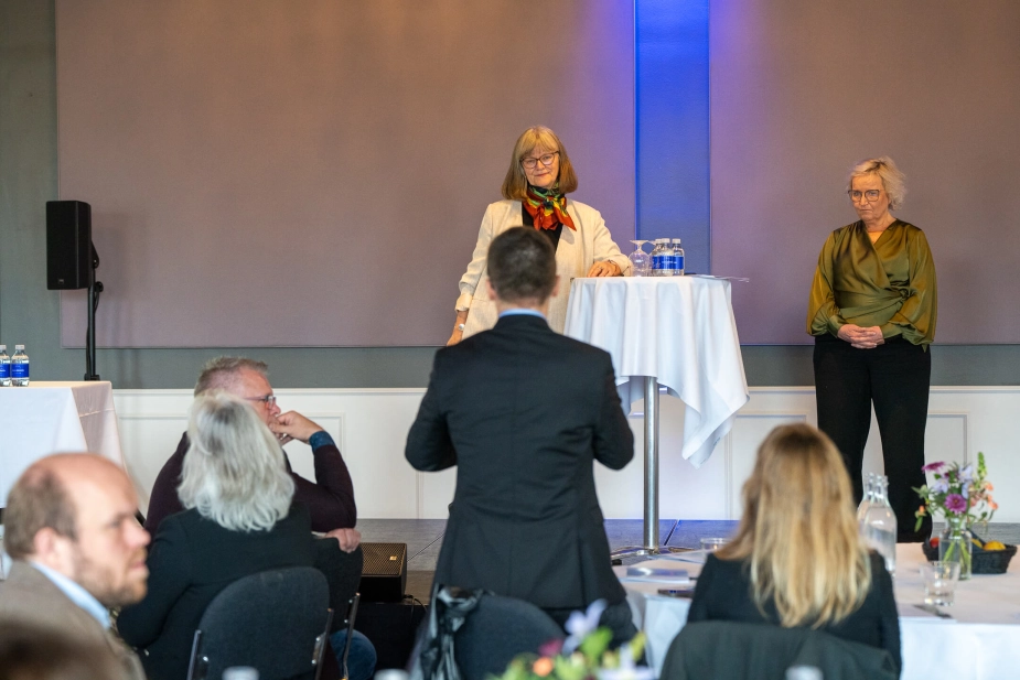 Professor Nina Smith (t.v.) tager imod spørgsmål fra salen sammen med moderator Tine Gøtzsche.