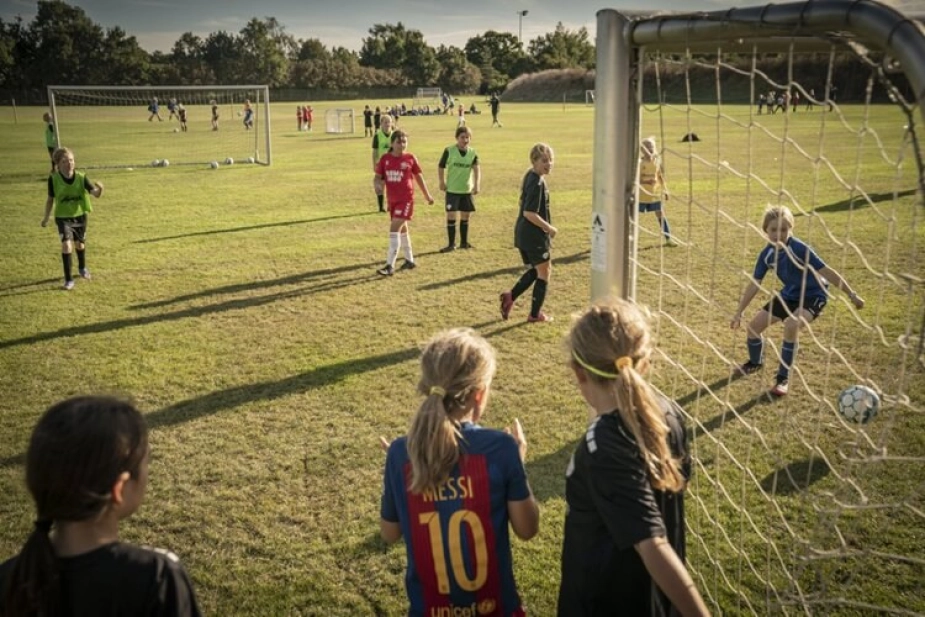 Køge Boldklub er en del af Danmarks Idrætsforbunds initiativ Get2Sport, som hjælper organisationer i social udsatte områder, så børn og unge kan dyrke foreningsidræt.