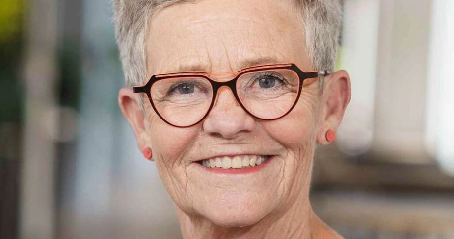 Seniorforsker Ditte Høgsgaard peger på risikoen for, at vigtige beslutninger i de nye sundhedsråd træffes uden den nødvendige praksisnære viden, hvis ikke kommunale og regionale embedsmænd er tæt involveret.
