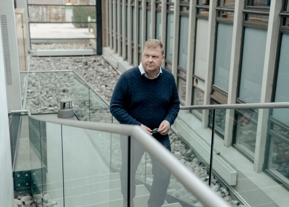 Dragør Kommune har landets største procentvise andel af boliger, der bliver opvarmet af naturgas. En stor del af boligerne skal fremover forsynes med fjernvarme, der skal udrulles over flere etaper. Borgmester Kenneth Gøtterup glæder sig over ny aftale om en forøgelse af fjernvarmepuljen.