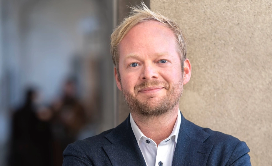 "Hvis velfærdsteknologi virkelig skal frigøre ressourcer og skabe værdi for borgerne, kræver det, at regeringen sætter et tårnhøjt ambitionsniveau," skriver Tony Bech.