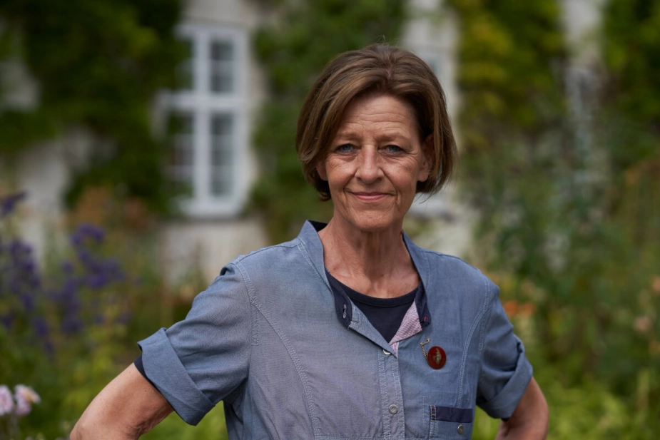 Det er ikke ligegyldigt, om en opgave løses efter serviceloven eller sundhedsloven. Kirsten Normann Andersen (SF), formand for ældreudvalget, er derfor "mildest talt forundret over, at regeringen ikke har taget bestik af den udvikling i udkast til en ny ældrelov," skriver hun i dette debatindlæg.