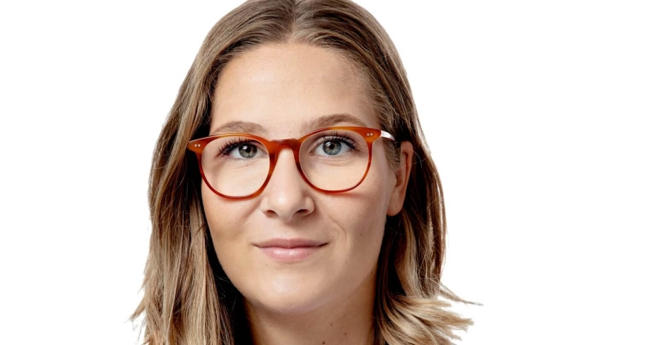 Senioranalytiker Emmy Hjort-Enemark Topholm vurderer, at tiltag som faste teams, velfærdsteknologi og et større samspil med civilsamfundet bidrager – men langt fra nok til at imødegå den massive mangel på medarbejdere i ældreplejen.