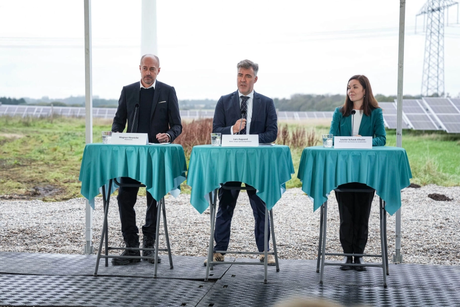 Tre ministre - Magnus Heunicke (S), Lars Aagaard (M) og daværende minister for byer og landdistrikter Louise Schack Elholm (V) - præsenterede i oktober 2023 en række politiske forslag, der skulle øge muligheden for at indfri målet om en firdobling af den vedvarende el-produktion på land inden 2030. Samme dag blev der sat navn på 32 potentielle energiparker efter en indledende ansøgningsrunde og screening.