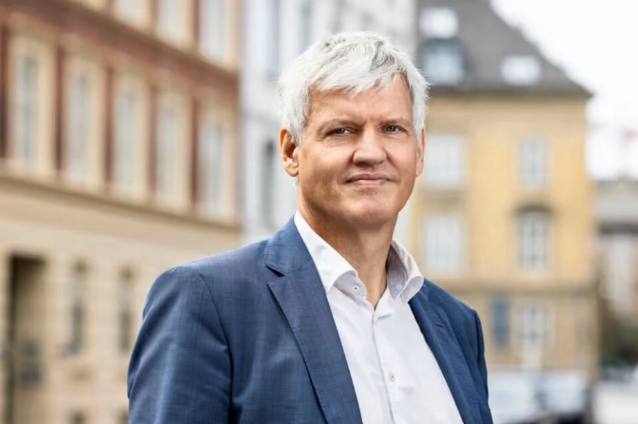 Erik Simonsen stopper som vicedirektør i Dansk Arbejdsgiverforening efter næsten 30 år i organisationen. Han vil nu fortsætte arbejdslivet i nye rammer.