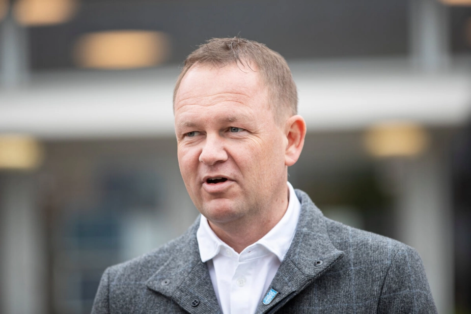 Esbjerg-borgmester Jesper Frost Rasmussen mener, at det haster med at få styr på tingene i byens fodboldstolthed, EfB, der siden 2021 har været på udenlandske hænder.