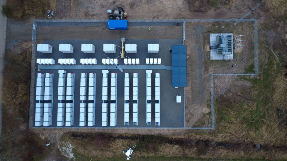 Batteriparken ved Hasle på Bornholm set fra oven. Det fylder 1400 kvadratmeter og vejer 890 tons og indvies 13. maj.