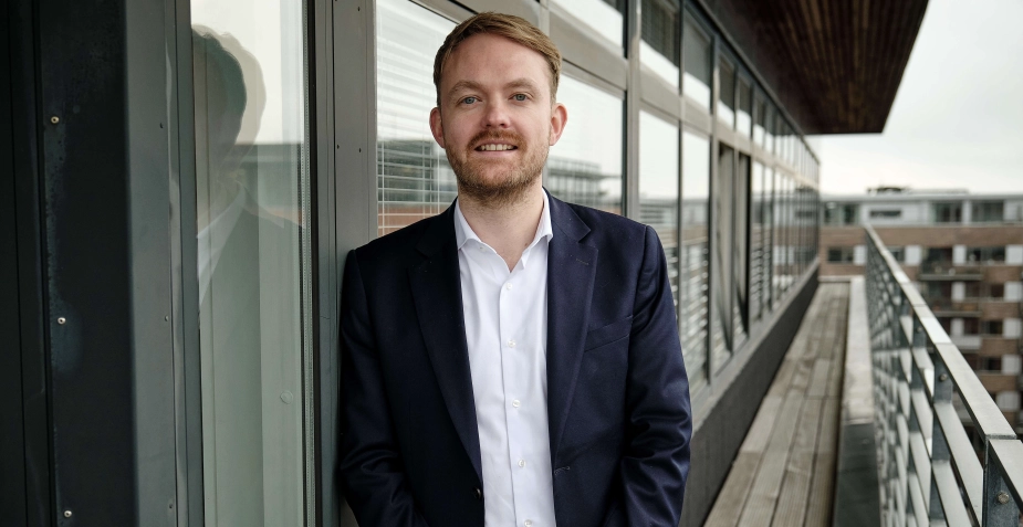 "Undersøgelser viser, at unge med fritidsjob i højere grad starter på en ungdomsuddannelse og får stærkere tilknytning til arbejdsmarkedet senere i livet," siger Kasper Munk Rasmussen, uddannelseschef i SMVdanmark.