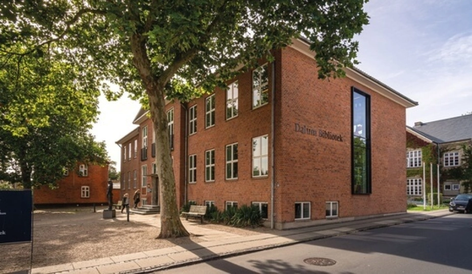 Her rykkes biblioteket udenfor