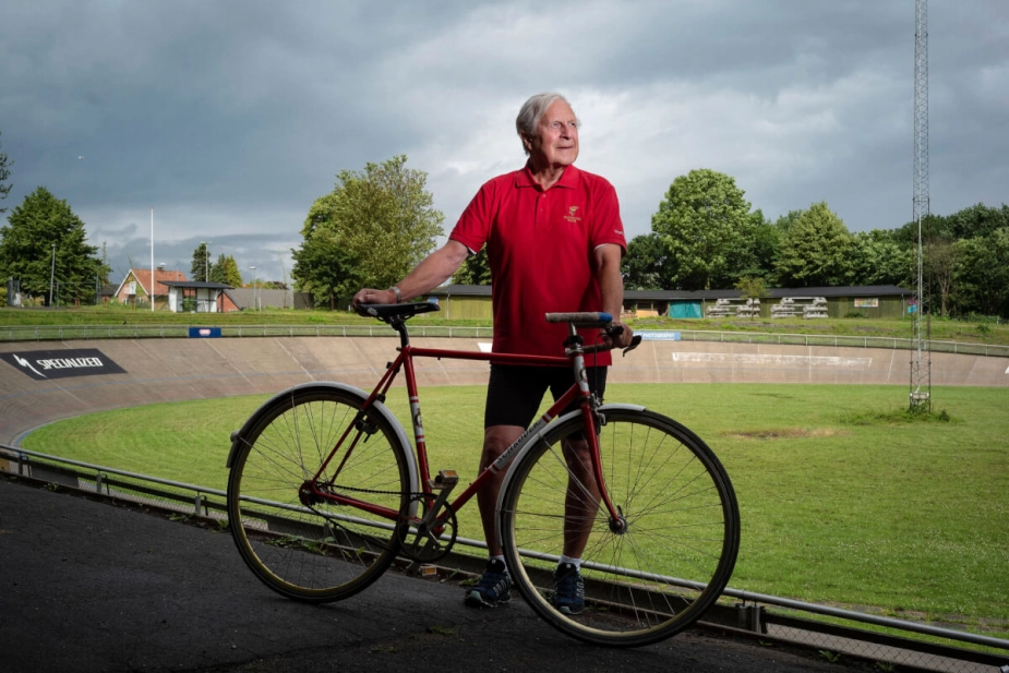 Niels Fredborg, der vandt OL-guld i banecykling i 1972, tog del i fredagens afskedsløb på Aarhus Cyklebane.
"Jeg har det mærkeligt. Men der er ikke noget at gøre. En bane som den her, i cement og udendørs, er uddateret i forhold til de træbaner, de bygger alle andre steder," siger den århusianske cykellegende til Århus Stiftstidende.