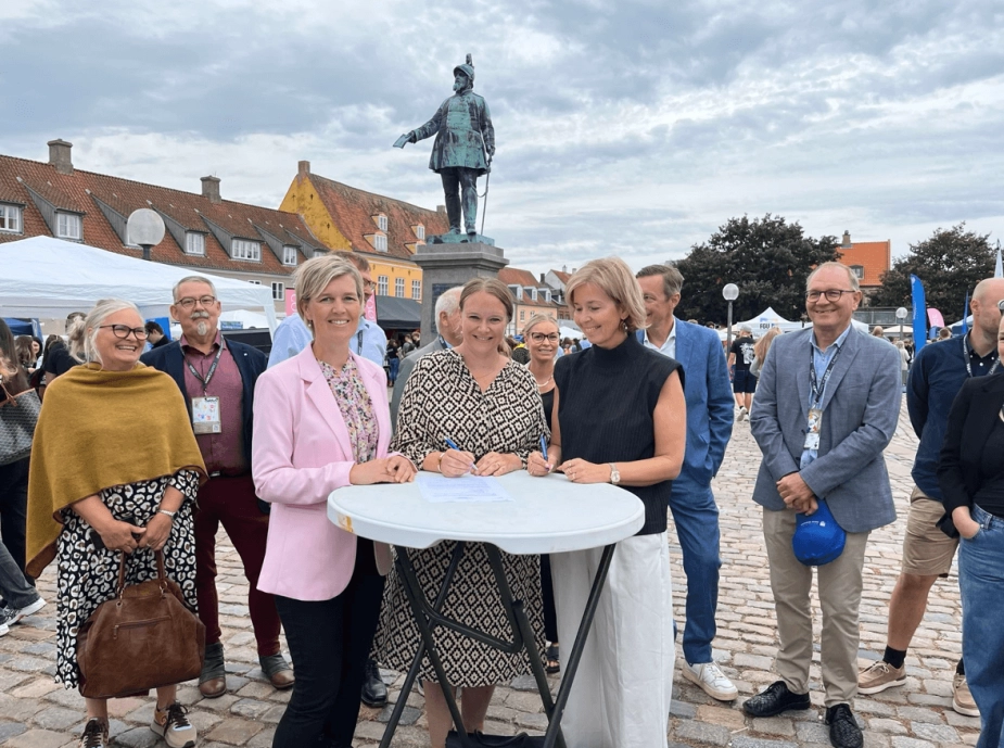 Samarbejdet underskrives ved Campus+ læringsfestivalen i Køge. Fra højre: Marie Rud Skak-Arnstrup, Region Sjælland, Bjarne Andersen, Køge Kommune, Christina Wiemann, Bestyrelsesleder i DI Roskilde/Køge Bugt, Mette Wigand Bode, formand for Erhvervs- og Arbejdsmarkedsudvalget, Anette Mortensen, Udvalget for Arbejdsmarked, Erhverv, Kultur og Turisme, Stevns Kommune, Jørgen Stensgaard Madsen, afdelingsformand, Dansk Metal og Synnøve Klitgård, DI Lærlingeindsatsen,