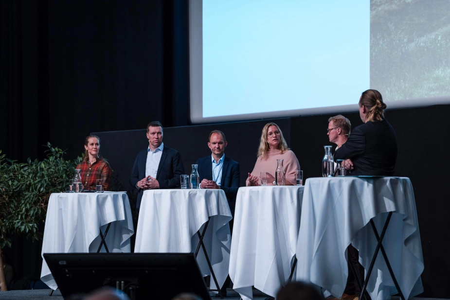 Panelet med DN's præsident Maria Reumert Gjerding, Landbrug & Fødevarers formand Søren Søndergaard, ministrene Jeppe Bruus (S) og Stephanie Lose samt KL's klima- og miljøudvalgsformand Johannes Lundsfryd Jensen prøvede at motivere byrådsmedlemmer og kommunalt ansatte i konferencesalen til at lægge sig i selen for at indgå trepartsaftaler med lokale landbrugs- og naturforeninger.