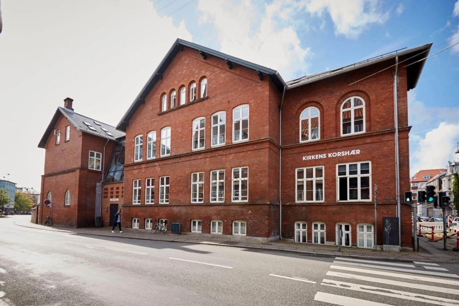 Sådan ser Haldor Huset ud. Det ligger midt i Aarhus by, og skaber rammerne for samvær og fællesskab for blandt andre kommunens unge hjemløse.