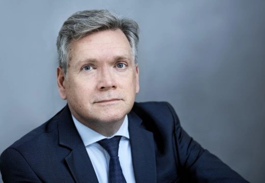 "Jeg håber, at en ny socialminister vil vende bøtten og sætte en klar kurs," skriver Mads Roke Clausen.