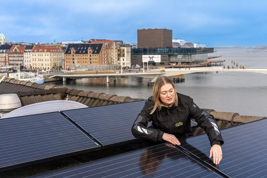 Ifølge DTU udgør energiforbruget i bygninger næsten 40 procent af Danmarks samlede energiforbrug. Sætter man solceller op på tagene, kan bygningerne derfor spille en vigtig rolle i målet om at få mere grøn energi.