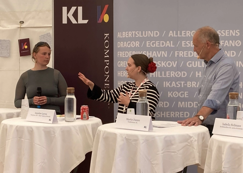 Unge fik ordet på Folkemødet og fortalte, hvad der skal til, før de begynder at interessere sig for kommunalpolitik. Blandt deltagerne var højskoleelev Julie Lauritzen fra Grundtvigs Højskole (t.v.), forperson Anneline Larsen fra Dansk Ungdoms Fællesråd (midtfor), borgmester og KL-næstformand Martin Damm (t.h.) og borgmester Emil Blücher samt byrådsmedlem Isabella Heilmann.