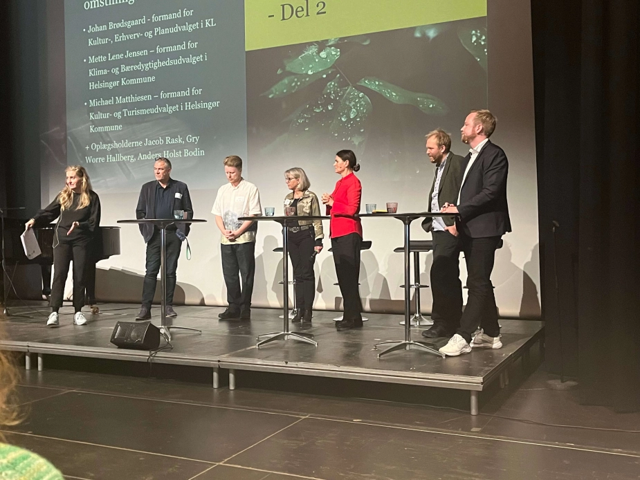 Paneldeltagere på scenen ved KL's konference om grønne partnerskaber og kulturliv.