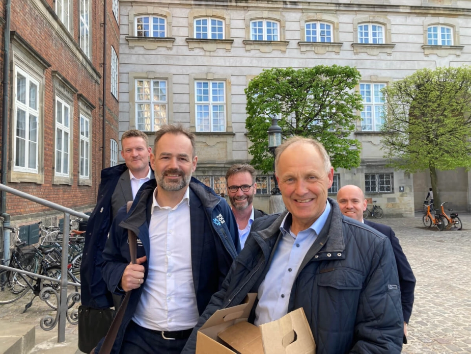 KL-formand Martin Damm (V) og næstformand Jacob Bundsgaard (S) troppede i starten af maj op til økonomiforhandlingerne i Finansministeriet med en papkasse fyldt med love og regler, som generede kommunerne. Siden er der ikke sket mere. Nu har finansministeren haft sit første møde med KL efter otte måneder med fokus på afbureaukratisering fredag morgen.