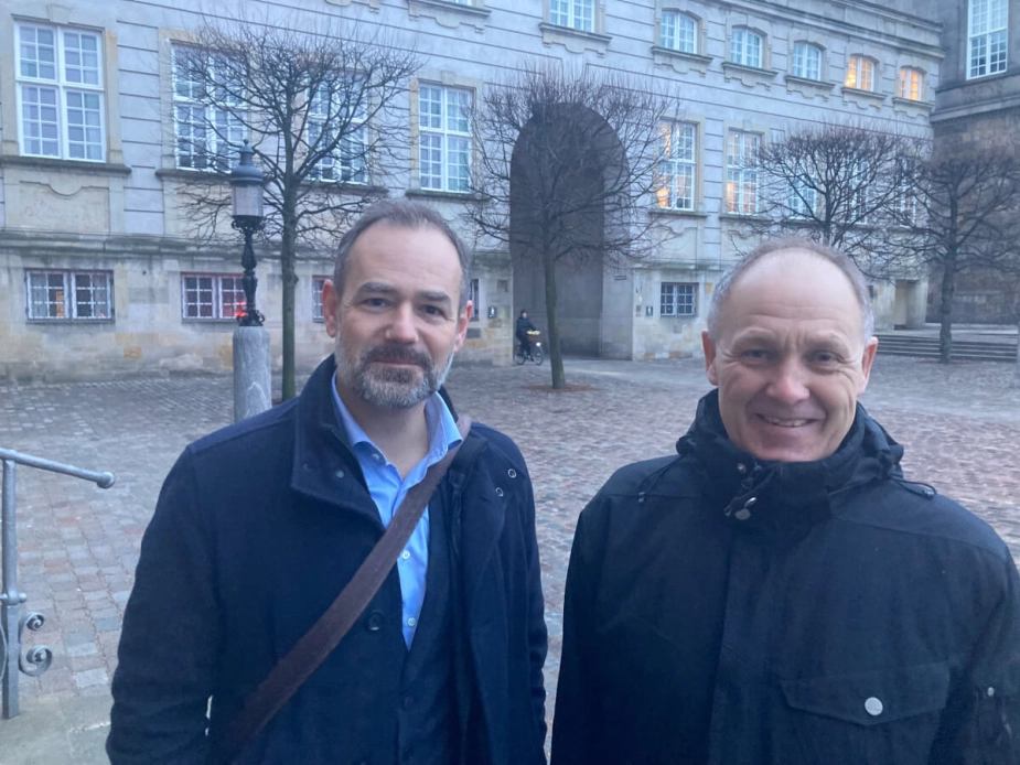 KL-formand Martin Damm (V, til højre i billedet) og næstformand Jacob Bundsgaard (S) ankom fredag morgen foran Finansministeriet, hvor de skal have et møde med finansminister Nicolai Wammen om håndteringen af økonomien på det specialiserede socialområde.