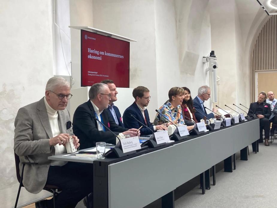 Eksperterne til høringen om kommunal udligning med Arne Ullum og Morten Mandøe som nummer to og tre fra venstre og Susanne Ekman som nummer to fra højre.