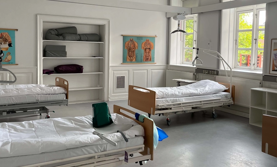 På Sundhedscampus Ahlmann i Sønderborg har sosu-elever adgang til simulationslokaler, der efterligner både en hjemlig bolig og en plejeafdeling.
